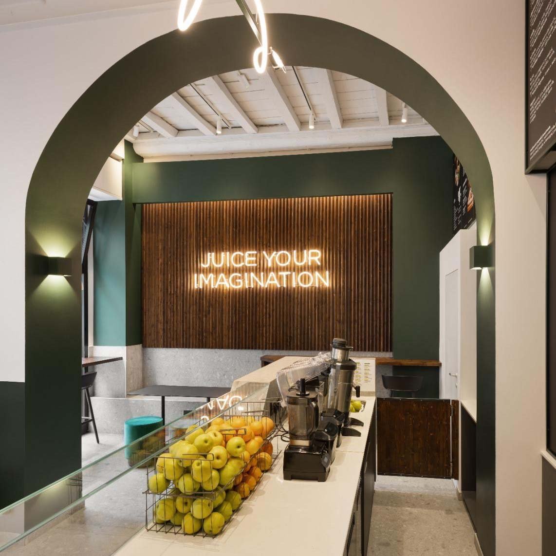 Juice Bar Frankie’s a Milano in Via della Moscova – interno moderno e accogliente