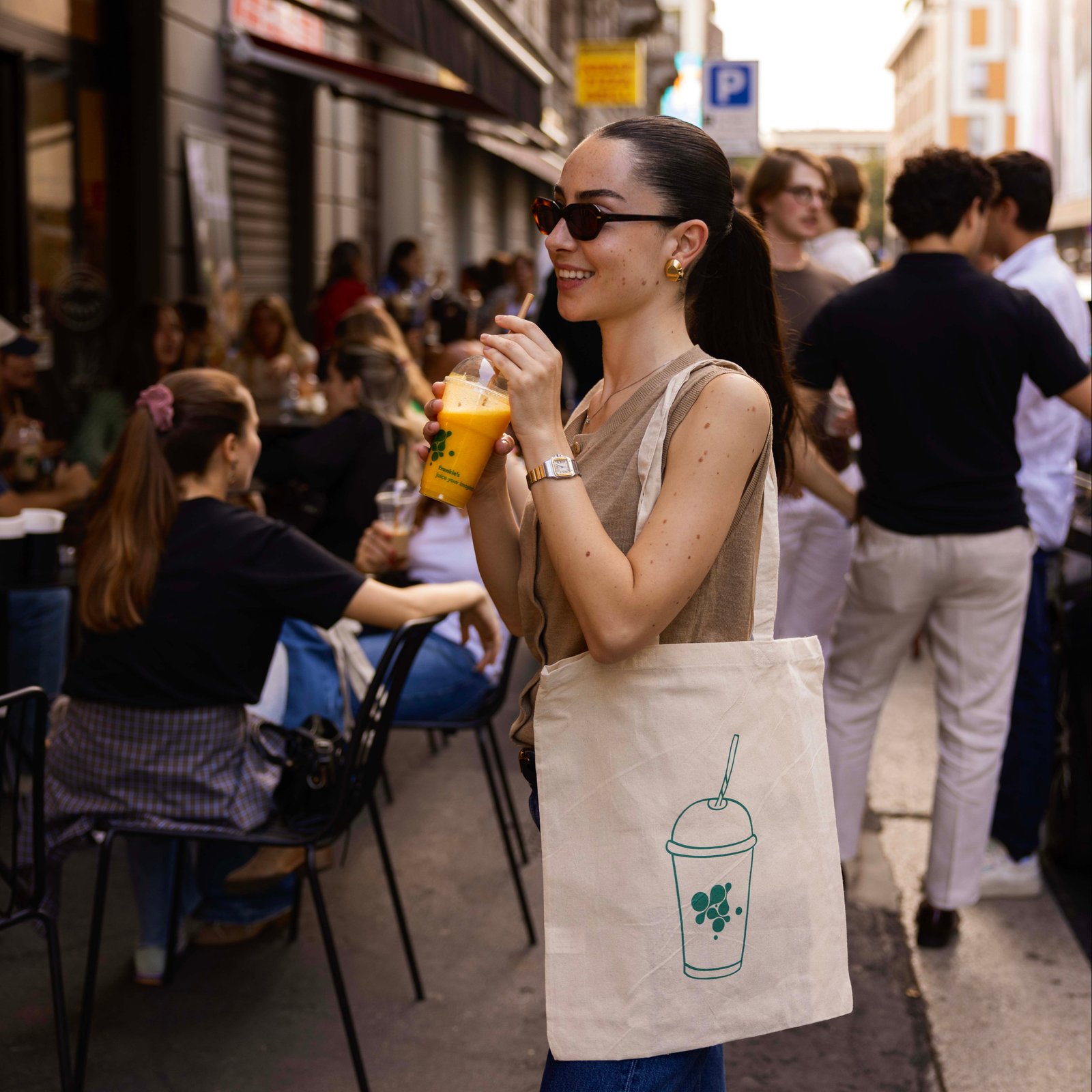 un juice healthy di Frankie’s davanti al locale a Moscova Milano