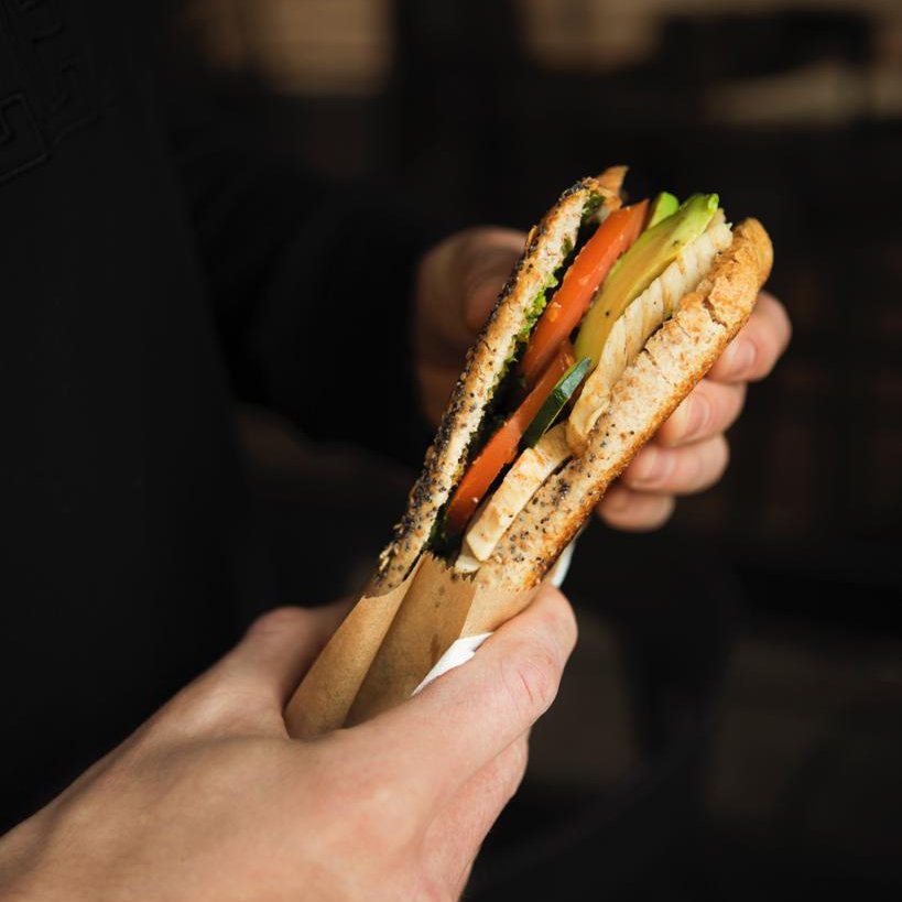 Sandwich salutare di Frankie’s Juice Bar a Milano con ingredienti freschi